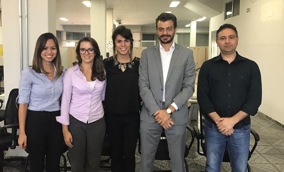 As defensoras públicas Adriana Shinmi e Cecilia Ferreira, a bióloga Naomi Neri e os defensores públicos Bruno Müller Silva e Gilson Duarte de Oliveira na sede da DPPR em Maringá.