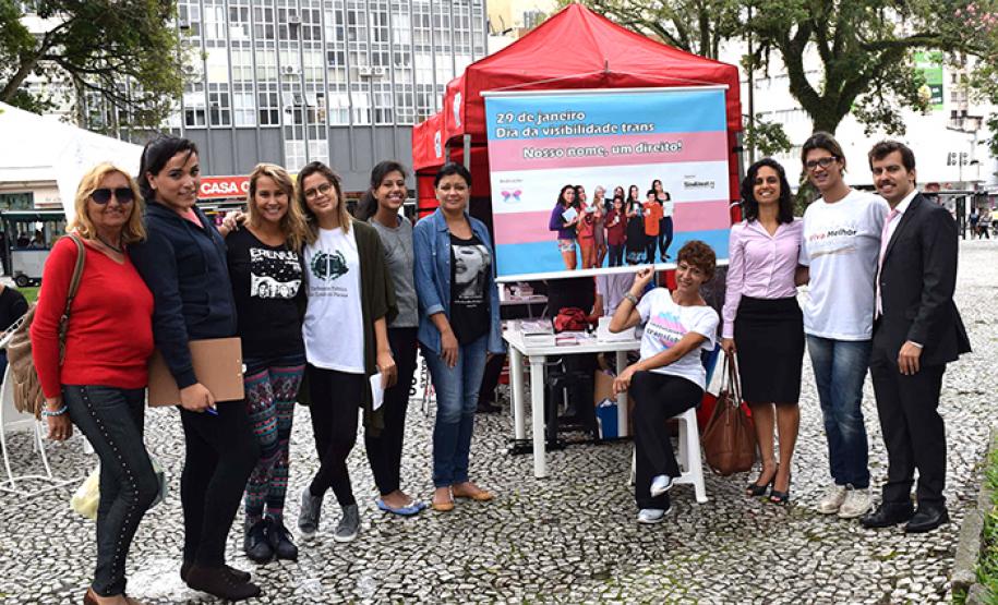 Integrantes da Defensoria Pública e do Transgrupo Marcela Prado durante evento na Rui Barbosa.
