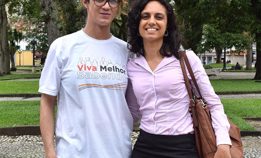 A presidente do Transgrupo Marcela Prado, Rafaelly Wiest, e a coordenadora do Núcleo de Cidadania e Direitos Humanos da DPPR, Camille Vieira da Costa.