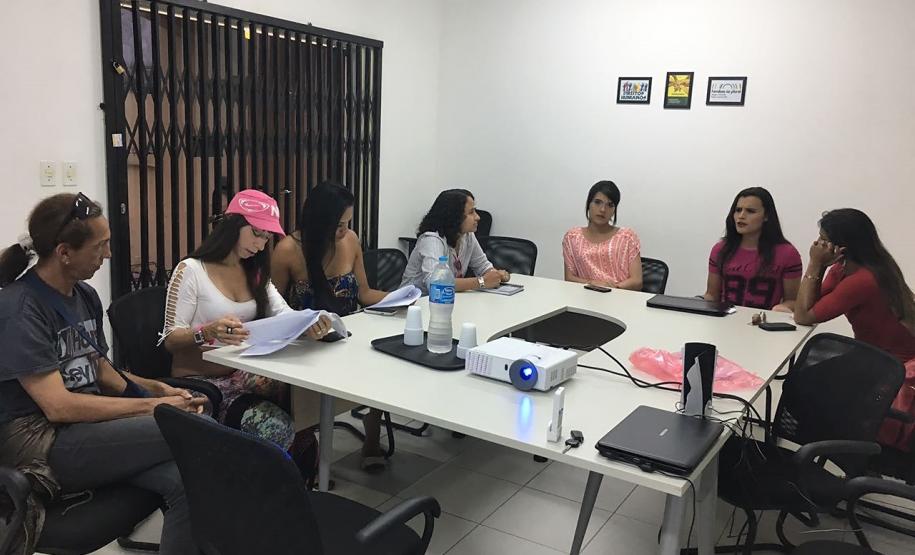Em Paranaguá, reuniram-se na sede da Defensoria Pública um grupo de pessoas trans, defensores públicos e representante do Ministério Público.