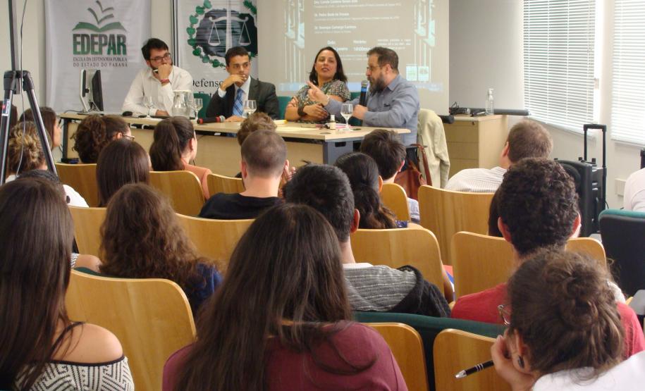 A falência do sistema carcerário brasileiro foi a tônica do painel.