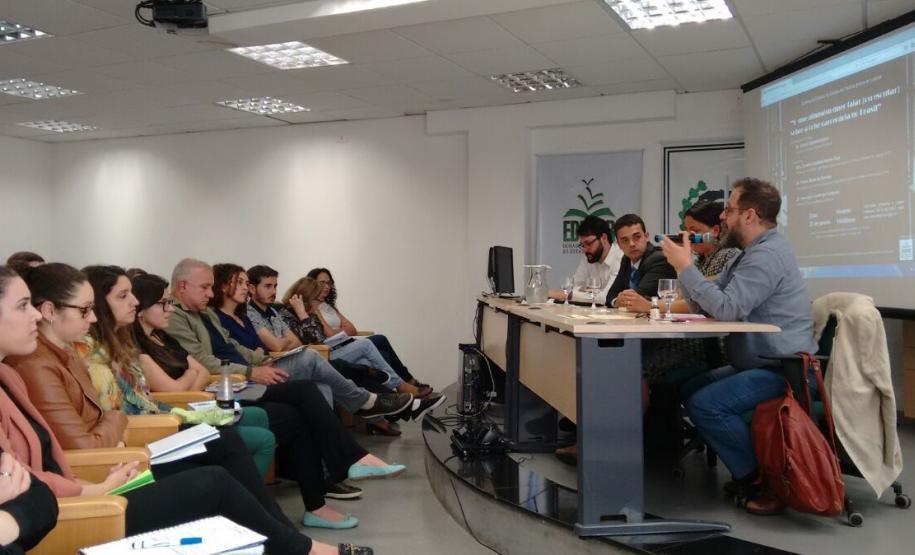 O evento contou com a presença de Camila Caldeira Nunes Dias - professora da Universidade Federal do ABC (UFABC) e autora de tese sobre o Primeiro Comando da Capital (PCC) -, de Pedro Bodê de Moraes, professor e coordenador do Centro de Estudos em Segurança Pública e Direitos Humanos da UFPR, e do defensor público Henrique Camargo Cardoso, que atua na área de execução penal da Defensoria Pública do Paraná. O painel teve mediação do defensor público e professor André Ribeiro Giamberardino.