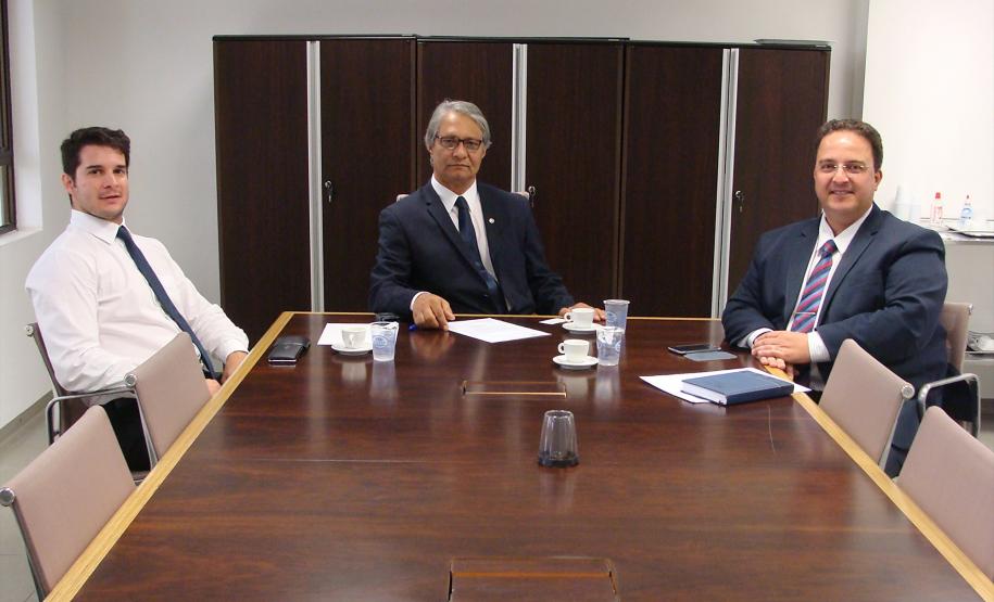 O chefe de gabinete, Paulo Cinquetti Neto, o defensor público-geral do Paraná, Sérgio Parigot de Souza, e o procurador-geral do município de Campina Grande do Sul, Jefferson Rosa Cordeiro.
