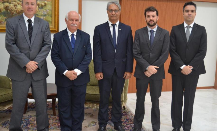 O desembargador Fernando Wolff Bodziak, o presidente do TJ-PR, desembargador Paulo Roberto Vasconcelos, o defensor público-geral do Estado, Sérgio Parigot de Souza, o subdefensor público-geral, Dezidério Machado Lima, e o juiz auxiliar Fábio Ribeiro Brandão.