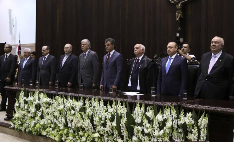 Cerimônia contou com a presença de diversas autoridades, entre elas o governador Beto Richa e o defensor público-geral do Estado, Sérgio Parigot de Souza (primeiro da esquerda para a direita).