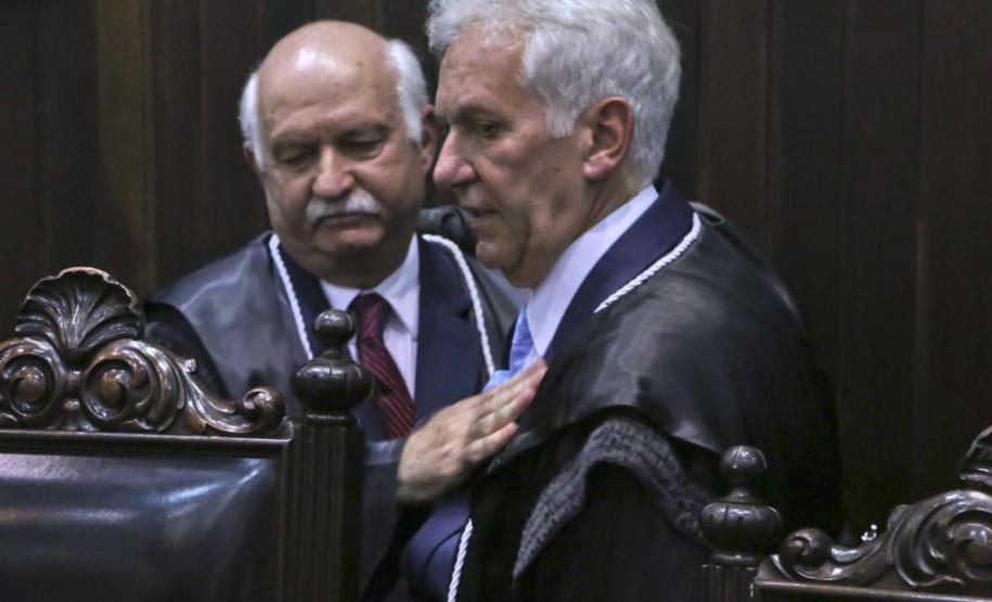 O desembargador Paulo Roberto Vasconcelos passa o cargo de presidente do TJ-PR para o desembargador Renato Braga Bettega.
