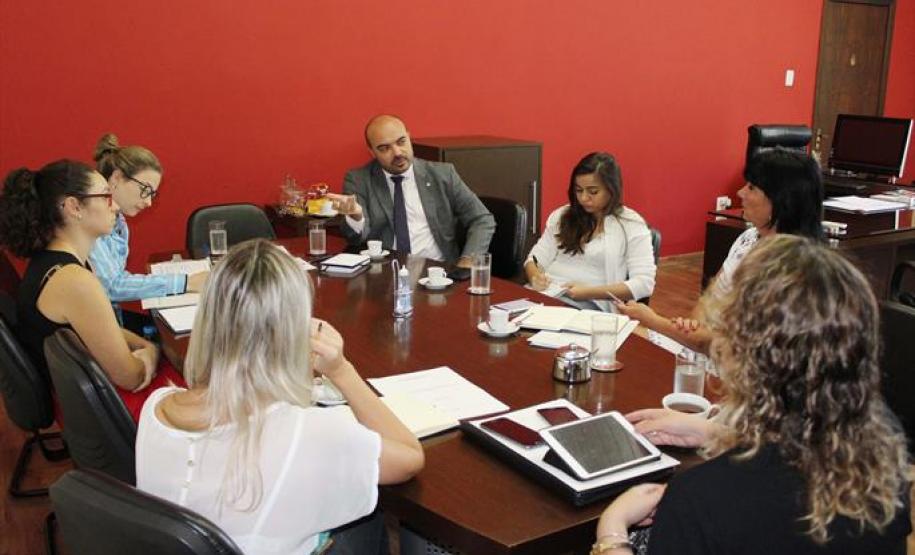 O defensor público Marcelo Diniz em reunião com a equipe da FAS: trabalho conjunto prevê a capacitação dos gestores e funcionários das unidades de atendimento da Fundação de Ação Social sobre a função da Defensoria e os serviços que ela oferece.