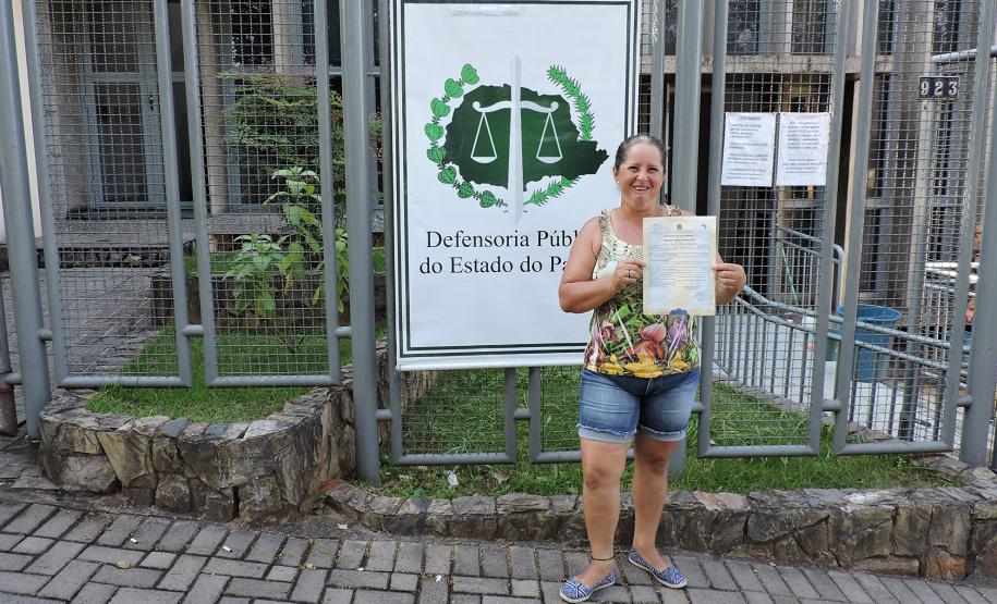 Rozilda mostra com orgulho a nova certidão de nascimento. Sem documentos, ela não conseguia nem embarcar no ônibus para ir visitar os pais em outra cidade.