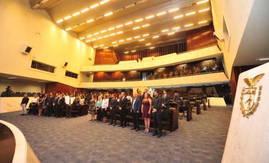 A cerimônia contou com a participação de inúmeras autoridades e representantes de entidades da sociedade civil.