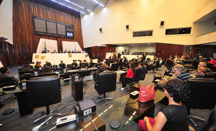 Solenidade de lançamento dos núcleos especializados da Defensoria Pública do Paraná na Assembleia Legislativa.