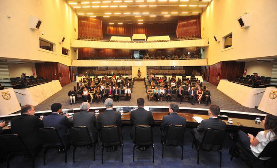 Solenidade de lançamento dos núcleos especializados da Defensoria Pública do Paraná na Assembleia Legislativa.