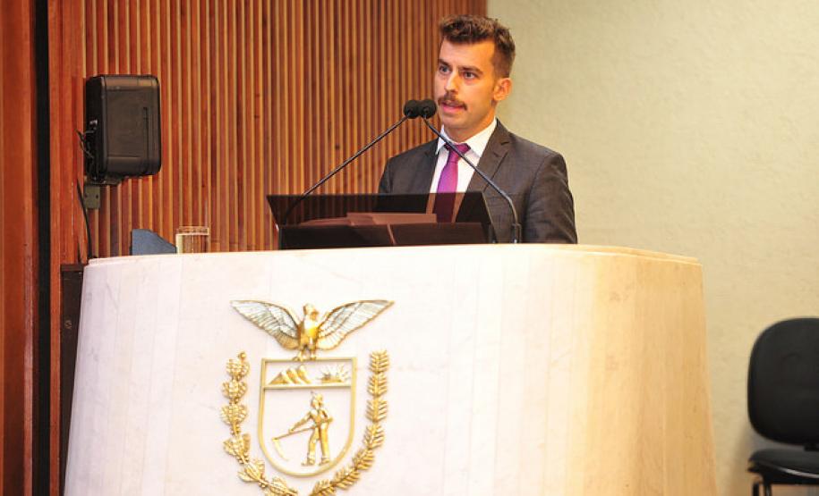 Solenidade de lançamento dos núcleos especializados da Defensoria Pública do Paraná na Assembleia Legislativa.