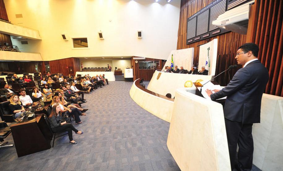 Solenidade de lançamento dos núcleos especializados da Defensoria Pública do Paraná na Assembleia Legislativa.