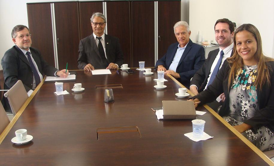O prefeito de Campo Mourão, Tauillo Tezelli (à esquerda), o defensor público-geral do Estado, Sergio Parigot de Souza, o deputado federal Rubens Bueno, o coordenador de Planejamento da DPPR, Matheus Munhoz, e a coordenadora da sede de Campo Mourão, Olenka Lins e Silva Martins Rocha.