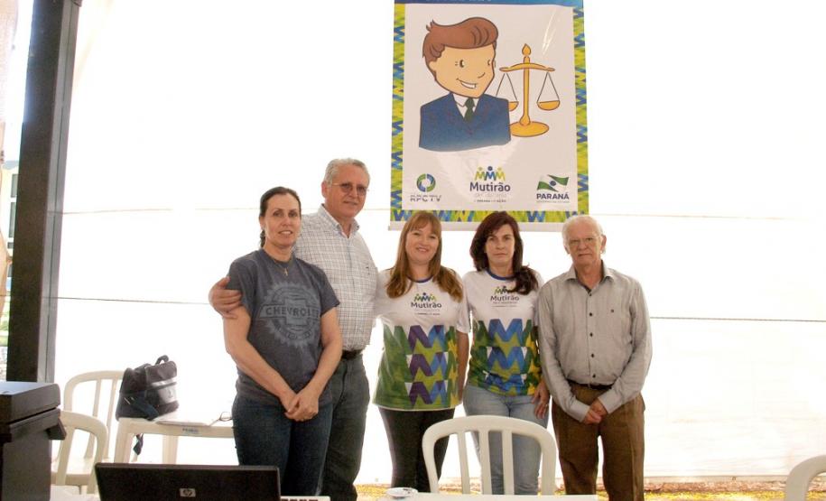 A assessora jurídica Karin Hasse, o Secretário de Relações com a Comunidade Ubirajara Schreiber, a assessora jurídica Kátia Brüning, a assistente social Rosana Trauczynski e o advogado da OAB, Antônio Caibas.