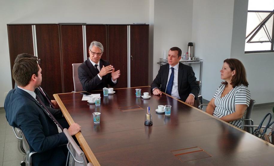 Também se discutiu durante o encontro a possibilidade de promover reuniões técnicas com os setores que cuidam da área de saúde das duas instituições, no intuito de estabelecer ações integradas quanto a entrega de medicamentos por via extrajudicial.