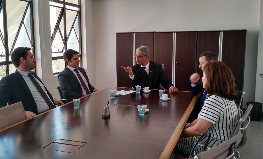 O coordenador de Planejamento, Matheus Munhoz, o chefe de Gabinete, Paulo Cinquetti Neto, o defensor público-geral do Paraná, Sérgio Parigot de Souza, o coordenador Judicial da PGE, Edivaldo Aparecido de Jesus, e a coordenadora de Regionais da PGE, Liliane Kruetzmann Abdo, durante reunião na sede da Defensoria Pública, em Curitiba.