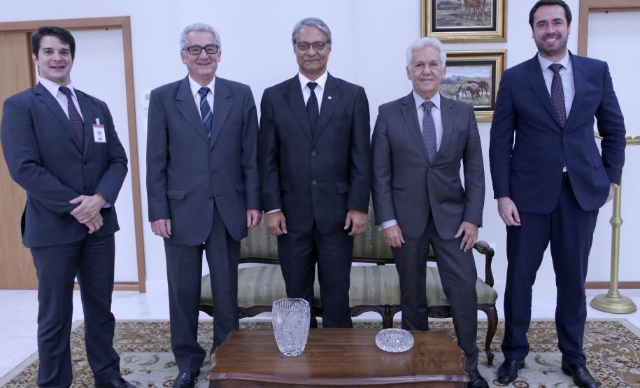 O chefe de Gabinete da DPPR, Paulo Cinquetti Neto, o desembargador Rogério Coelho, o defensor público-geral do Paraná, Sérgio Parigot de Souza, o presidente do TJ-PR, desembargador Renato Braga Bettega, e o coordenador de Planejamento da Defensoria Pública, Matheus Munhoz, durante reunião na sede do Tribunal de Justiça do Estado.