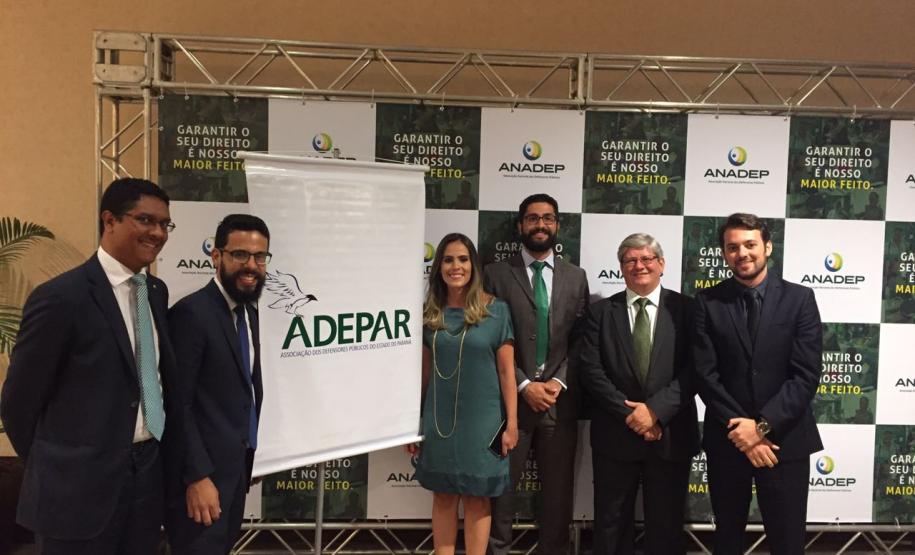 DPPR na solenidade de posse da nova diretoria da ANADEP. Da esquerda para a direita: os defensores públicos Ricardo Menezes, Fernando Redede, Thaísa Oliveira, Vitor Tavares, o ouvidor-geral Gerson da Silva, e o defensor público Dezidério Lima.