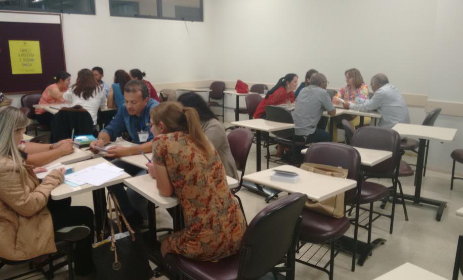 As equipes técnicas do Escritório Regional e do Centro de Atendimento Multidisciplinar da Defensoria Pública desenvolvem oficinas no período vespertino, para discussão, reflexão e fixação dos conteúdos apresentados na parte da manhã.