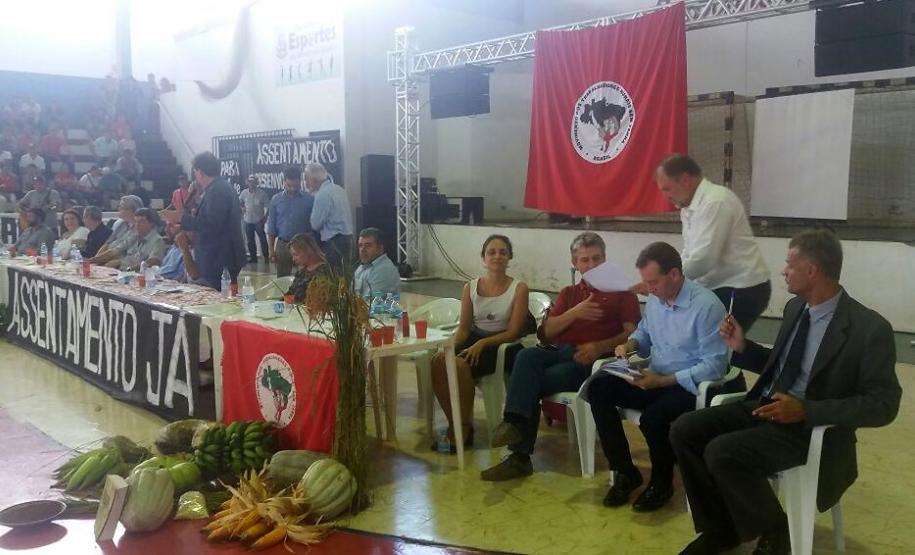 O evento acabou virando também um ato simbólico e político em favor da pacificação no campo. Diversas autoridades, como senadores, deputados, prefeitos e outros políticos da região estiveram presentes na cerimônia.