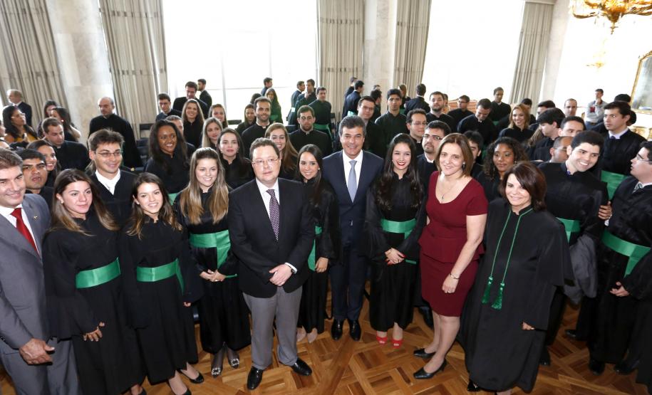 Defensora Pública-Geral do Paraná dá posse aos novos defensores.