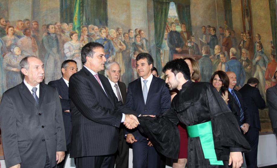 O defensor público Alexandre Kassama cumprimenta o ministro da Justiça, José Eduardo Cardozo.