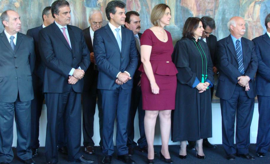 O presidente do Tribunal de Justiça do Paraná, desembargador Guilherme Luiz Gomes, o ministro da Justiça, José Eduardo Cardozo, o governador Beto Richa, a secretária estadual da Justiça, Cidadania e Direitos Humanos, Maria Thereza Uille Gomes, a defensora pública-geral do Estado, Josiane Fruet Bettini Lupion, e o vice-presidente do Tribunal de Justiça do Paraná, Paulo Roberto Vasconcelos.