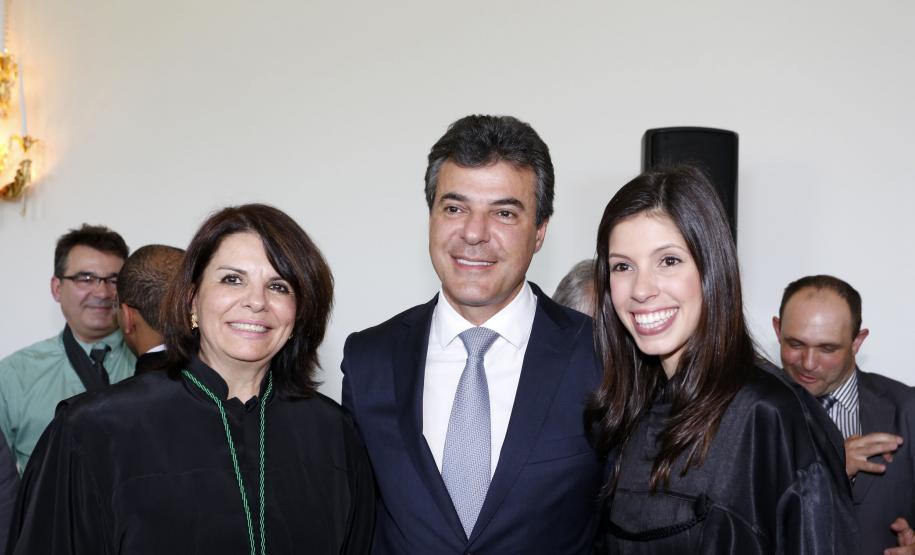 A defensora geral, o governador do Estado e a defensora pública Paula Grein Del Santoro, que fez o juramento em nome de todos os defensores empossados.