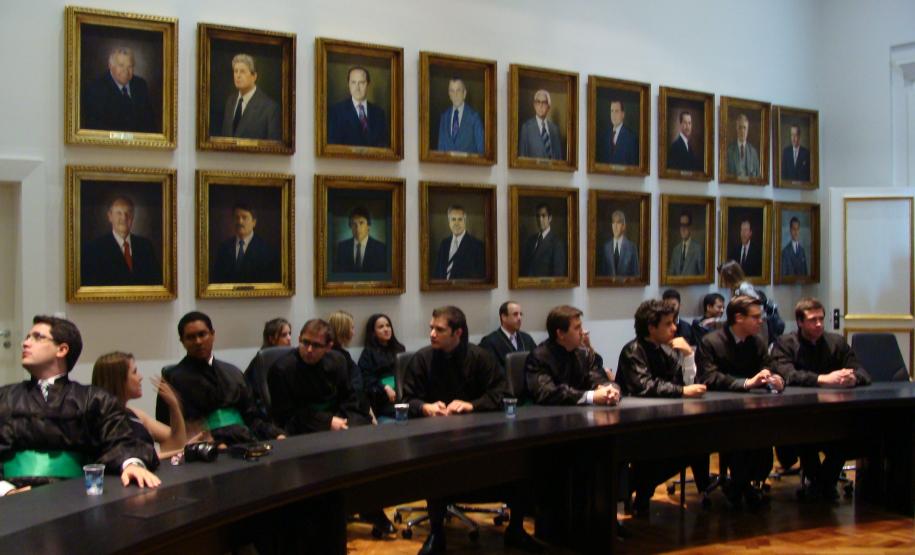 Enquanto aguardavam o início da cerimônia, os novos defensores públicos se reuniram para conversar sobre o futuro da instituição.