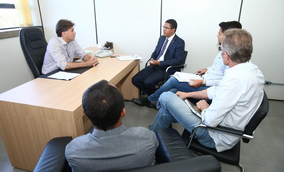 Cascavel: comissão de moradores vai discutir situação do Jardim Gramado O prefeito de Cascavel, Leonaldo Paranhos, reuniu-se com o defensor público Ricardo Menezes (de terno escuro) e alguns secretários para discutir as medidas que o Município está tomando para tratar da situação da ocupação no Jardim Gramado.