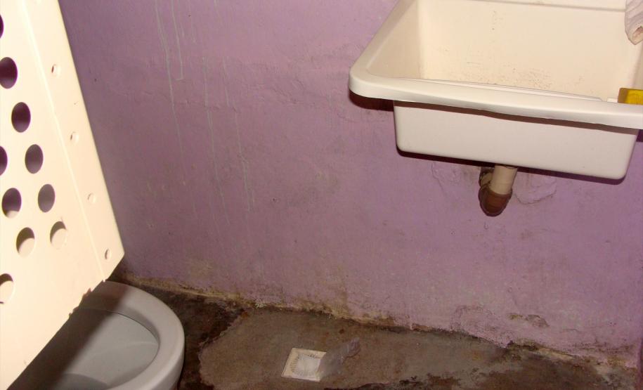 Banheiro de uma das celas da penitenciária.