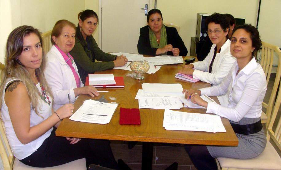 A assistente social Tamires de Oliveira (primeira à esquerda no foto) e a defensora pública Camille Vieira (primeira à direita) integraram a comitiva que se reuniu com a direção da penitenciária feminina, palco de uma rebelião na semana passada.