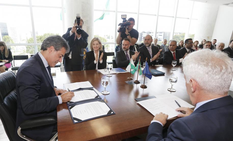 A parceria, inédita no Brasil, foi assinada na quinta-feira (23) pelo governador Beto Richa e pela diretora do Departamento de Segurança Pública da OEA, Paulina Duarte, em solenidade no Palácio Iguaçu.