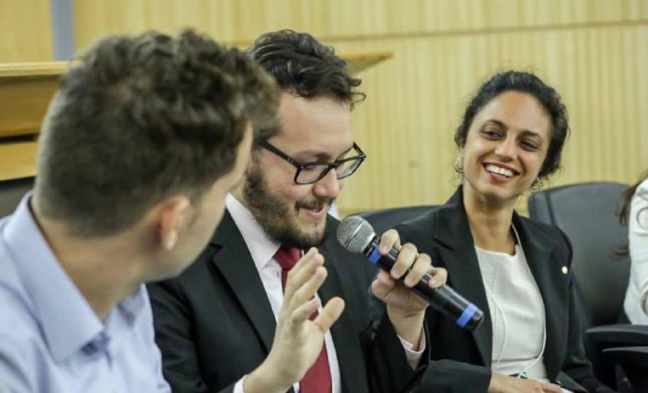 Defensoria expõe caso de sucesso na atuação junto à população de rua Os defensores públicos Bruno Passadore, Antonio Barbosa e Camille Vieira durante evento no Rio de Janeiro.