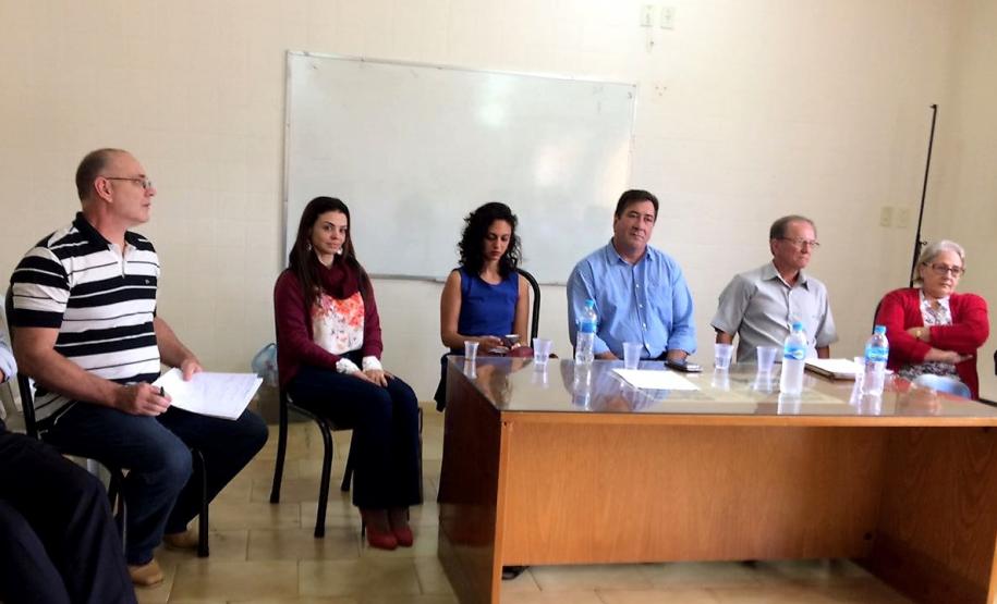 Além da Defensoria Pública do Estado, representada pela coordenadora do NUCIDH, Camille Vieira (de azul, no centro da foto), participaram representantes dos agricultores que vivem no entorno do local onde será construída a hidrelétrica, integrantes do Instituto Ambiental do Paraná (IAP), Ministério Público Estadual, entre outros.