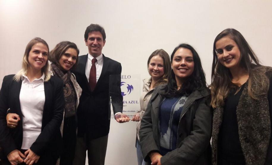 Participaram da solenidade de entrega do selo os defensores públicos Ana Paula Costa Gamero, Júlio Cesar Duailibe Salem Filho e Mônia Regina Damião Serafim, a psicóloga Patrícia Regina Oldbermann Duda e as assistentes sociais Ana Leticia de França e Evelyn Paula Soares Matioski de Lima.