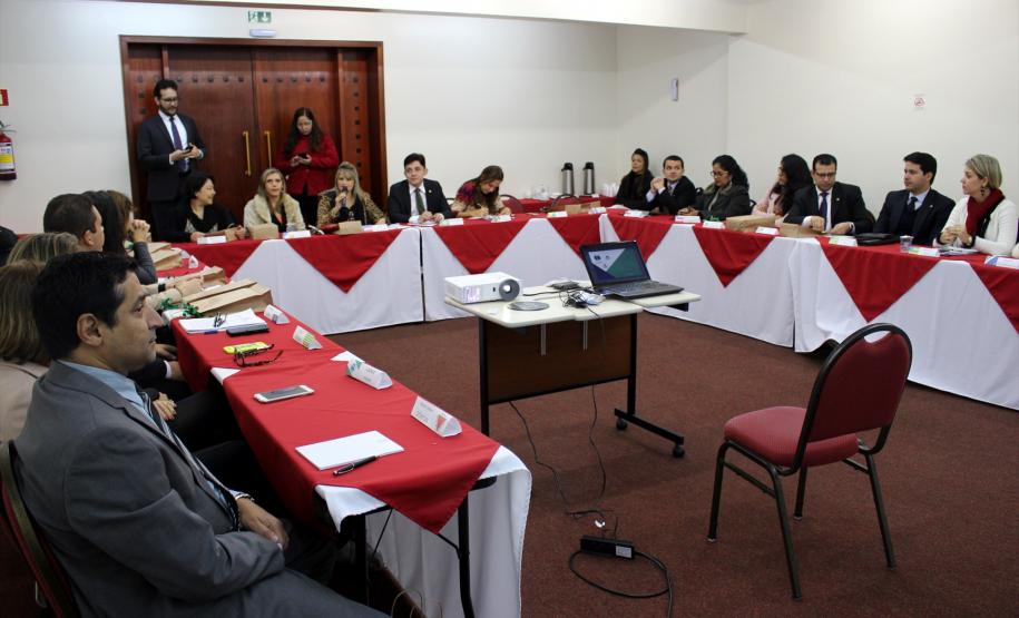 Encontro em Curitiba reúne mais de vinte representantes das Defensorias Públicas do país.
