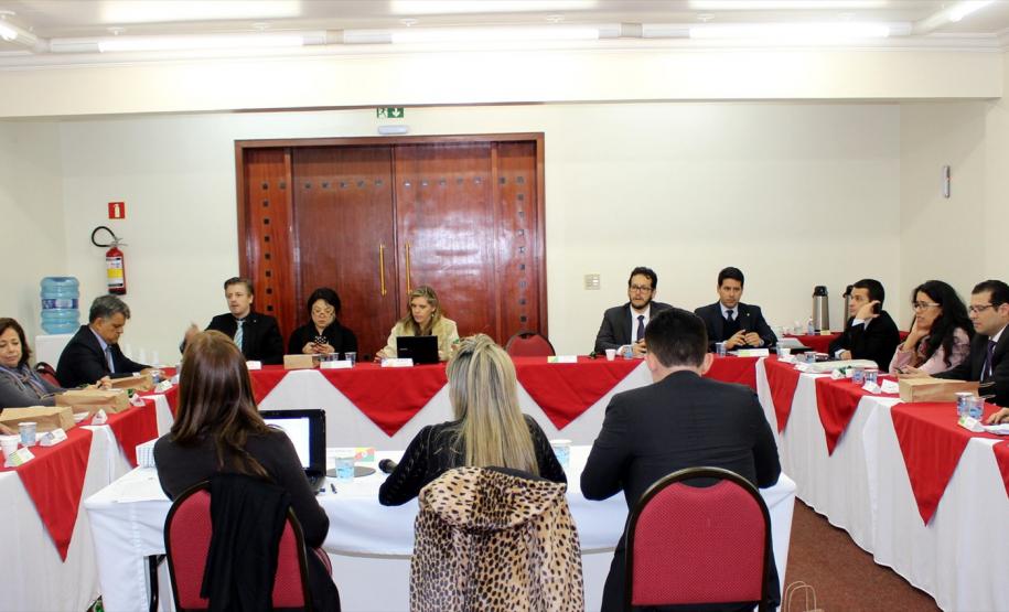 Encontro em Curitiba reúne mais de vinte representantes das Defensorias Públicas do país.