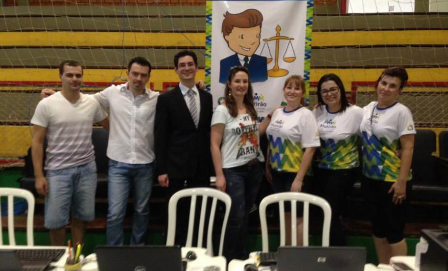 A partir da esquerda: o promotor substituto Jackson Xavier Ribeiro, o juiz substituto José Augusto Guterres, o defensor público da União Gustavo De Oliveira Quandt, a juíza titular Daniela Maria Krüger, as assistentes jurídicas da DPPR Kátia Brüning e Elaine Oshima e a assistente social Rosana Trauczynski.