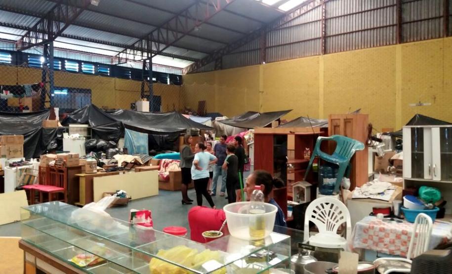 Ao todo, 31 famílias, incluindo idosos, crianças e doentes, estão há mais de 20 dias vivendo em condições inadequadas.