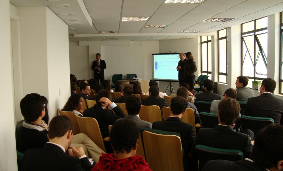 No primeiro dia de curso, os novos defensores estiveram reunidos com a defensora pública-geral do Estado, Josiane Lupion, e com representantes da empresa responsável pela implementação do sistema de processamento e gerenciamento de dados da DPPR.