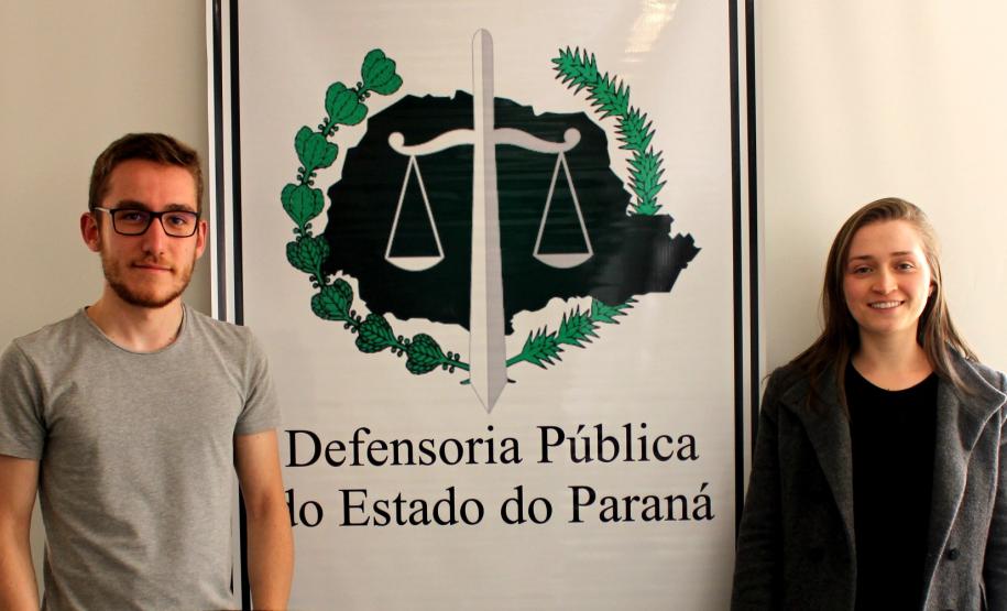 Natália e Murilo fazem o atendimento ao público, produzem peças processuais em diversas áreas e ainda estagiam na Escola da Defensoria Pública do Estado do Paraná.