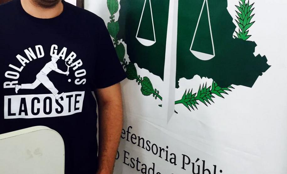 Emannuel iniciou o estágio em janeiro deste ano. Hoje, ele atua em todas as áreas dentro da Defensoria em Cornélio Procópio, elaborando peças processuais e atendimento jurídico.
