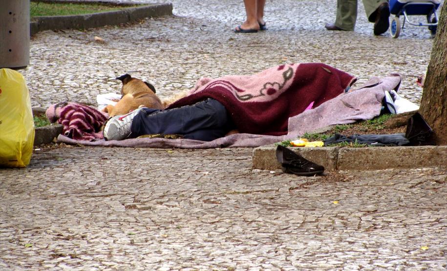 Segundo dados do IBGE (2012), cerca de 1,8 milhão de pessoas vivem nas ruas das cidades brasileiras – representando até 1% da população do país.
