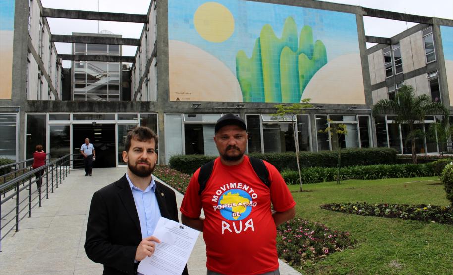O defensor público Bruno Passadore e Norley Anderson Maia, do Movimento Nacional da População em Situação de Rua: recomendações administrativas foram protocoladas na sede da Prefeitura de Curitiba na última sexta-feira (18).