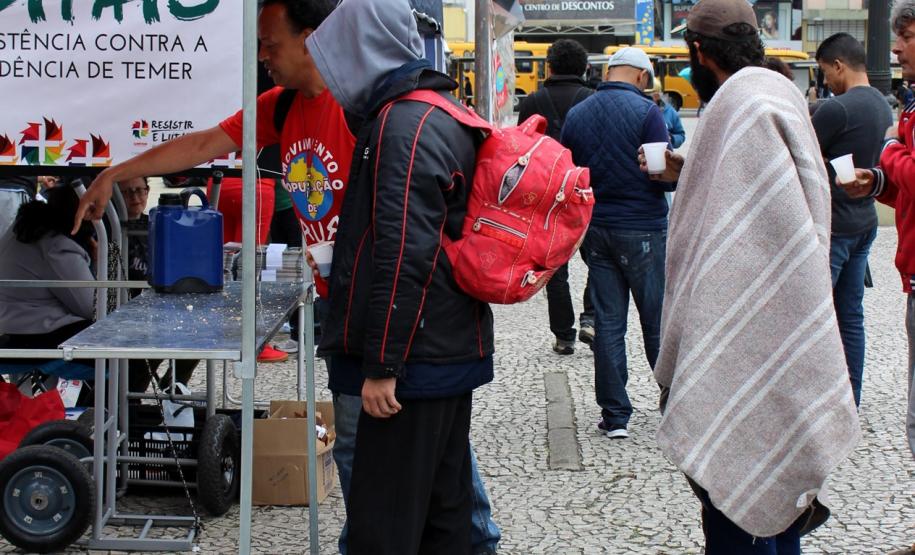 Além da orientação jurídica, houve ainda a distribuição de lanches e a prestação de outros serviços à população de rua de Curitiba.