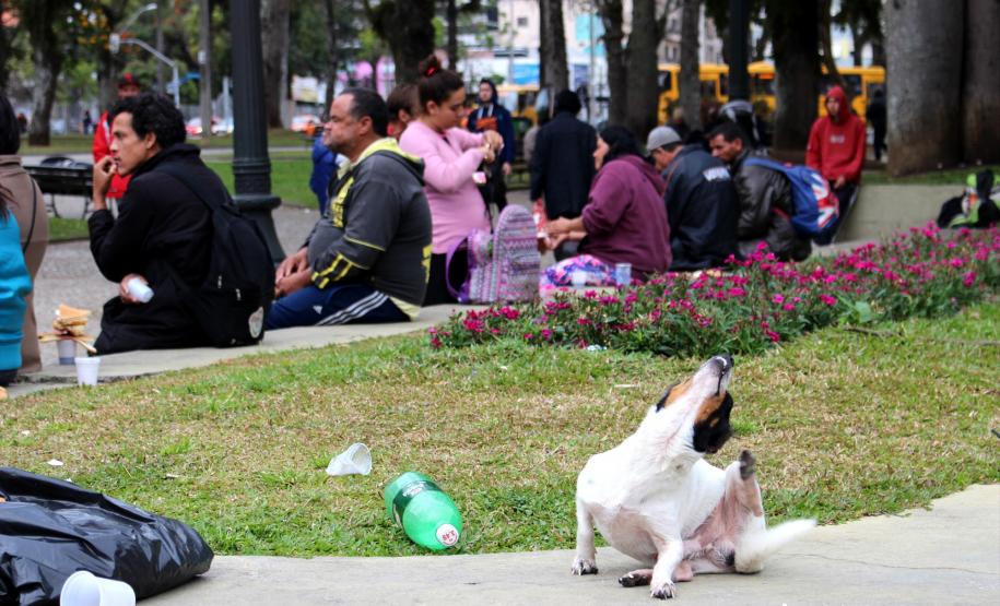 Evento na Praça Rui Barbosa, no Centro de Curitiba, reuniu a população em situação de rua.
