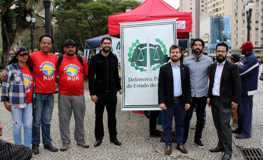 Em uma tenda montada na Praça Rui Barbosa, no Centro de Curitiba, os defensores públicos Bruno Passadore, Dezidério Lima, Guilherme Dáquer Filho, Fernando Redede Rodrigues e Vitor Tavares de Oliveira prestaram orientação jurídica gratuita à população em situação de rua. O subcorregedor público-geral do Estado, Antonio Vitor Barbosa de Almeida, e a psicóloga Nayanne Costa Freire também prestigiaram o evento.