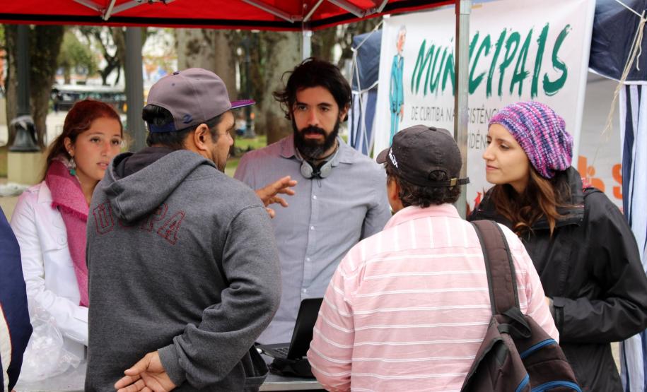 A equipe da Defensoria prestou orientação jurídica gratuita à população em situação de rua de Curitiba.